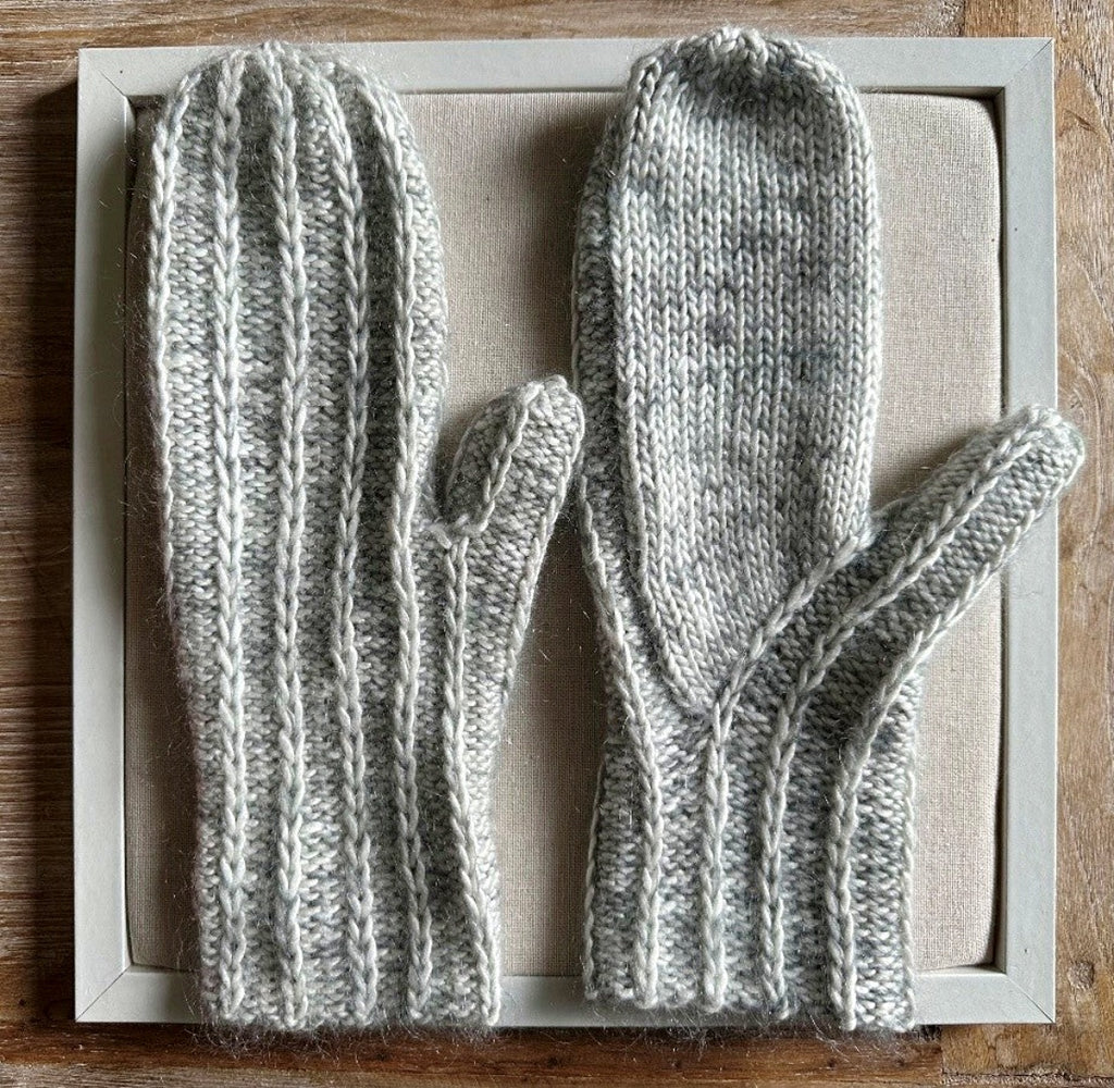 Blitzen Mittens Knitting pattern and Optional kit – Les Laines