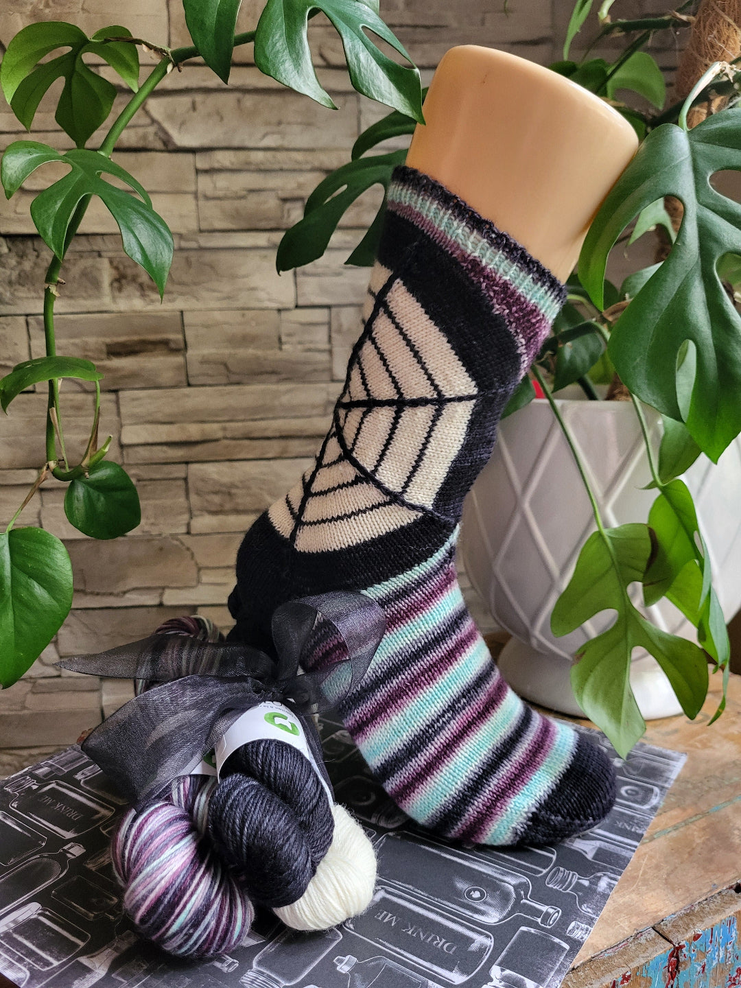 HalloWeb Socks | Knitting pattern and Optional kits – Les Laines