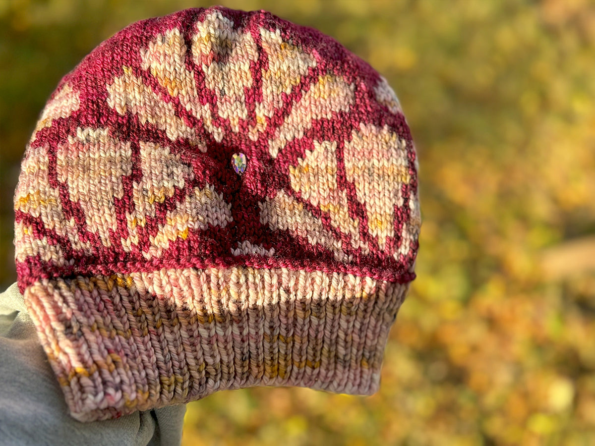 La dame aux Camélias Beanie | Knitting pattern with or without yarns