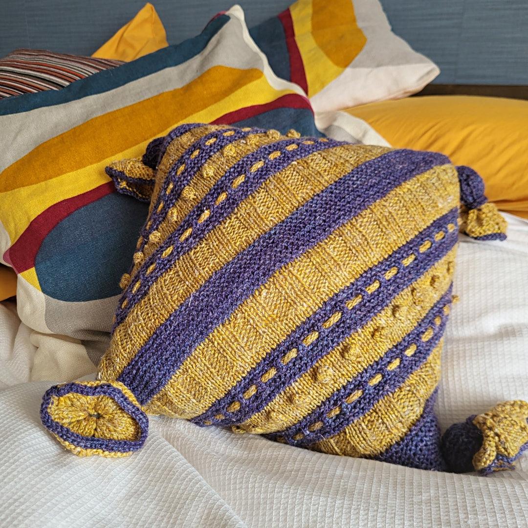 Textured Diagonal Stripes Pillow - KNITTING PATTERN - Les Laines Biscotte Yarns