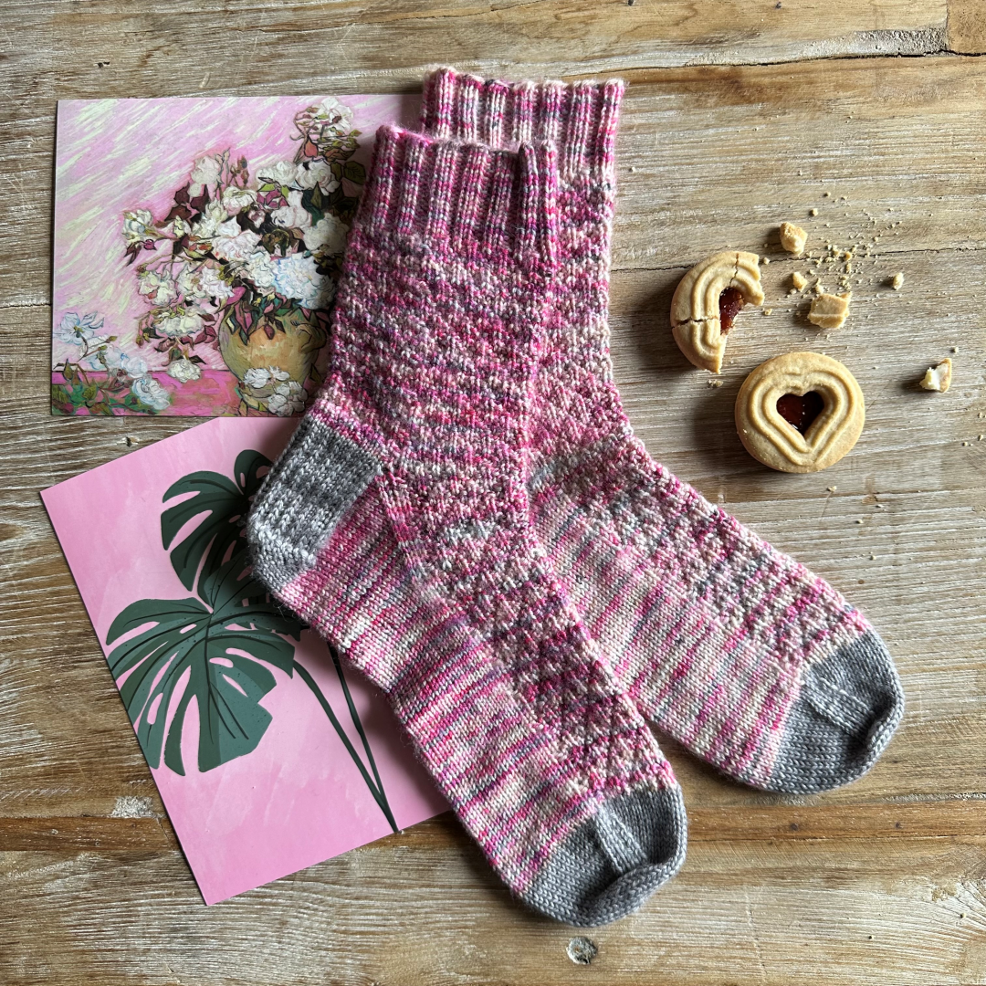 East End Socks| Knitting pattern with or without yarns