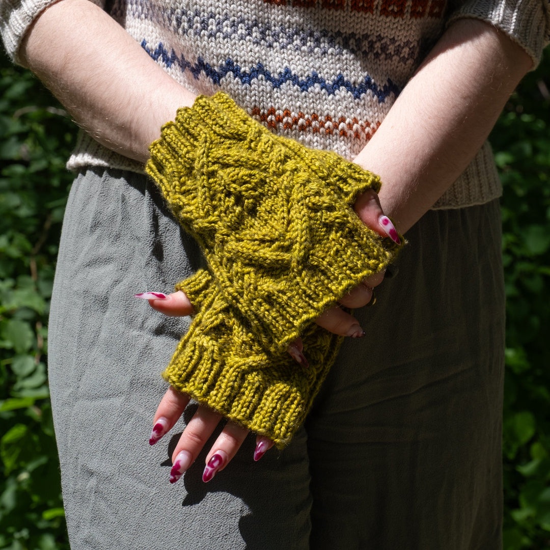 Petit Printemps Tout Vert Fingerless Mitts - Knitting Kits