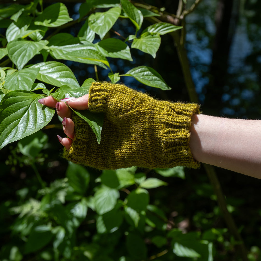 Petit Printemps Tout Vert Fingerless Mitts - Knitting Kits