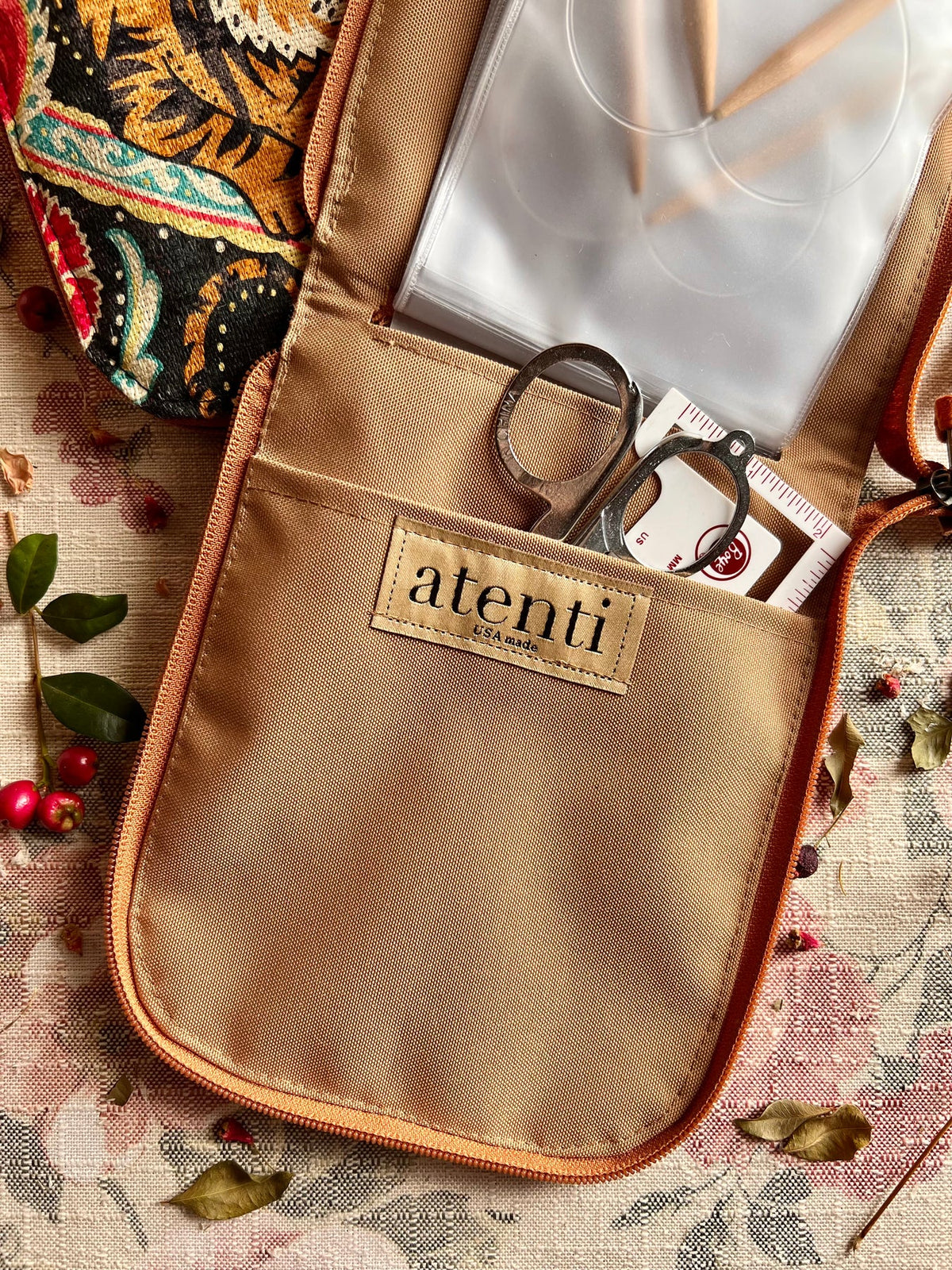 Atenti Flora Circular Needle Case