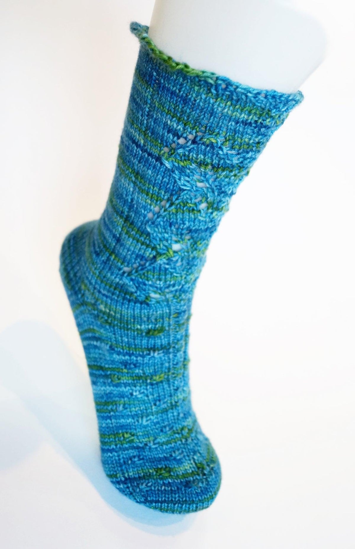 Printemps dans le vent Free Sock Pattern - Les Laines Biscotte Yarns