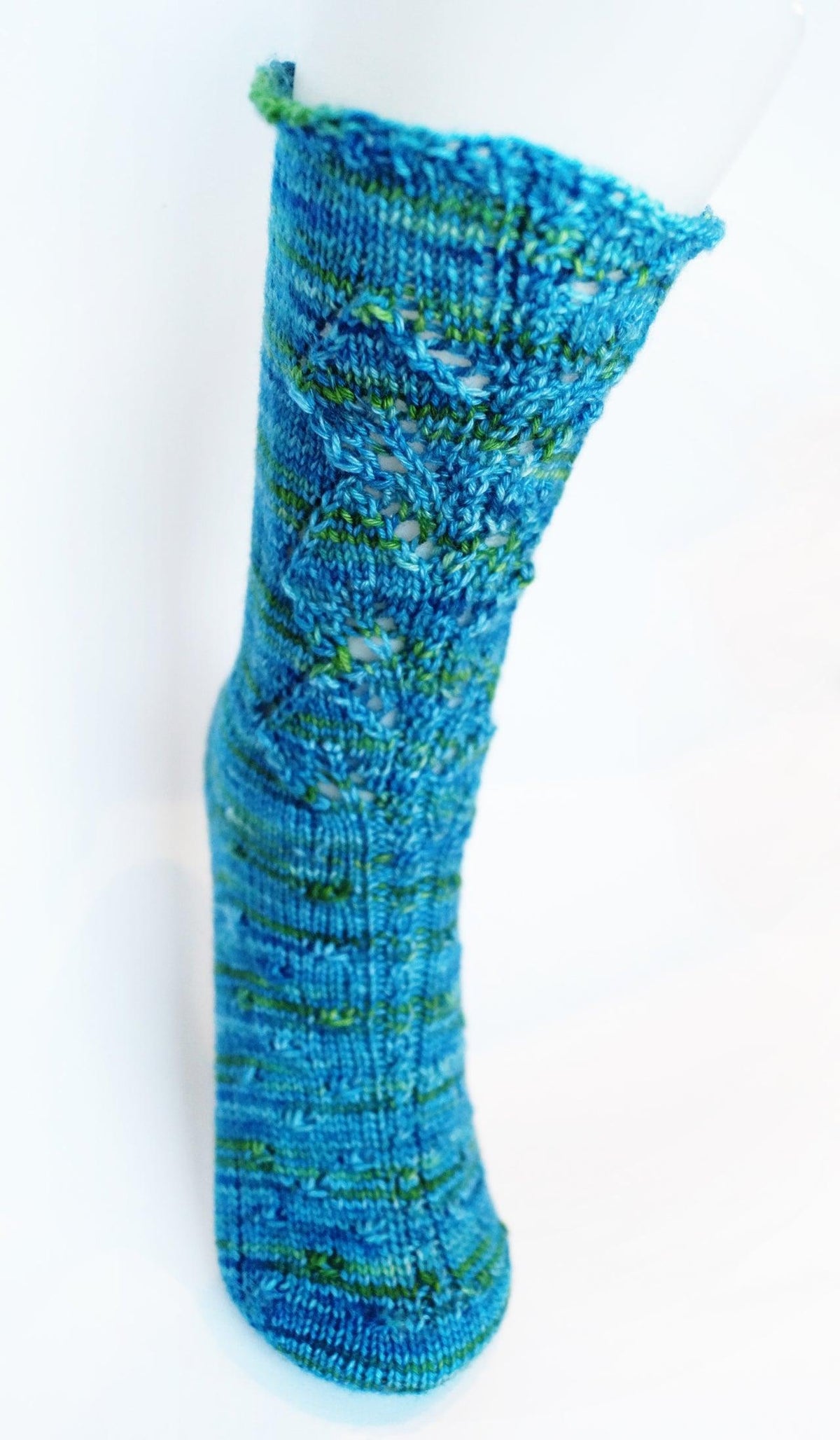 Printemps dans le vent Free Sock Pattern - Les Laines Biscotte Yarns