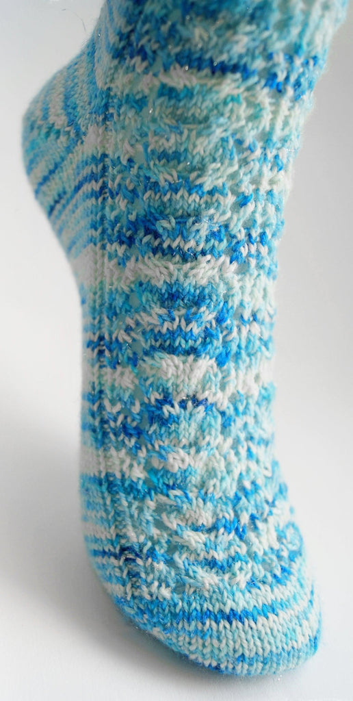 Knitting pattern - The River Cross socks - Les Laines Biscotte Yarns