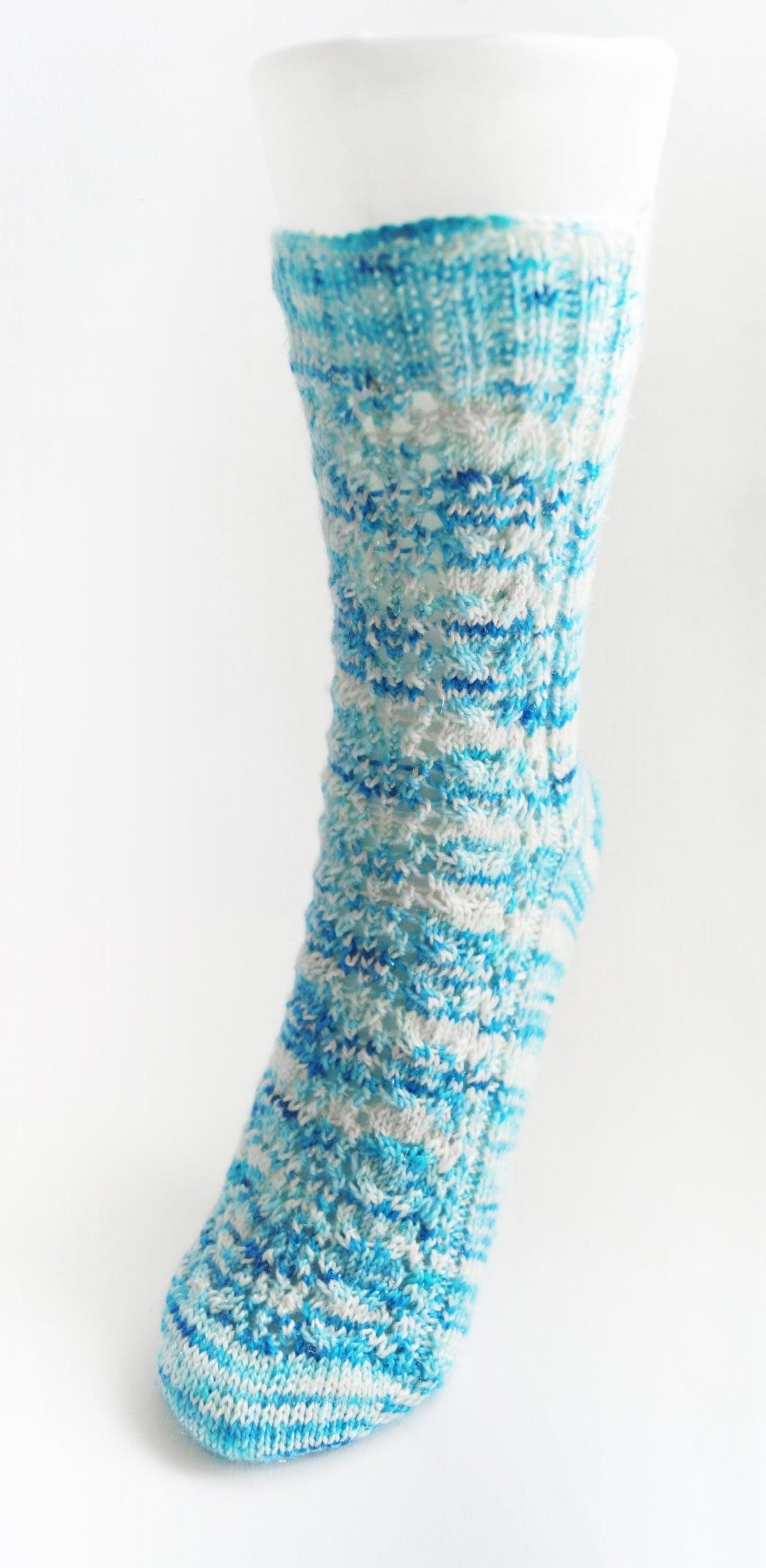 Knitting pattern - The River Cross socks - Les Laines Biscotte Yarns