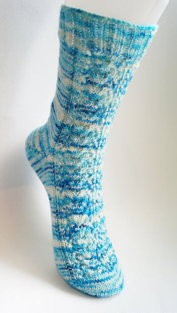 Knitting pattern - The River Cross socks - Les Laines Biscotte Yarns