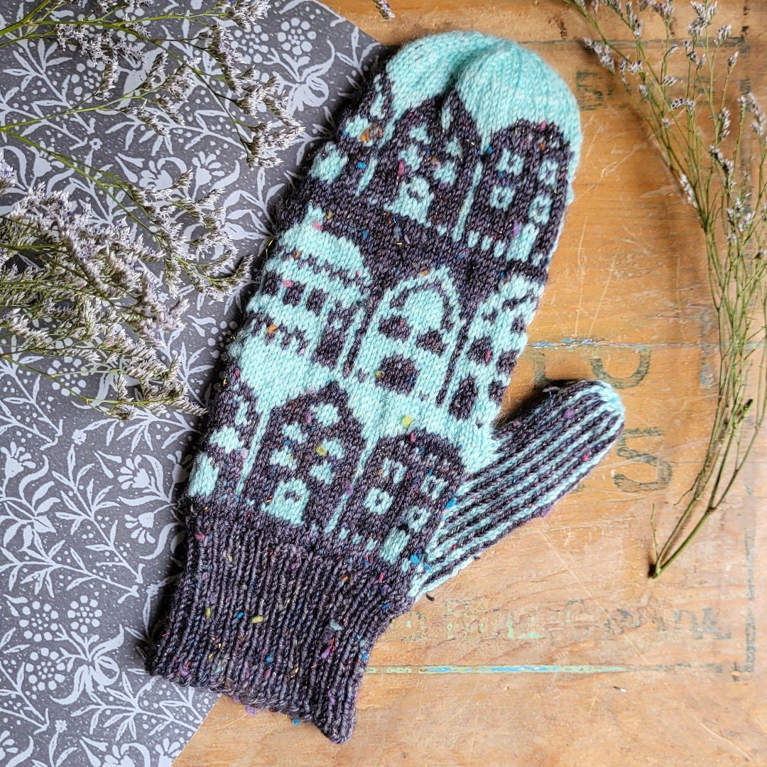 Les Gens De La Ville Mittens | Knitting pattern and Optional kits