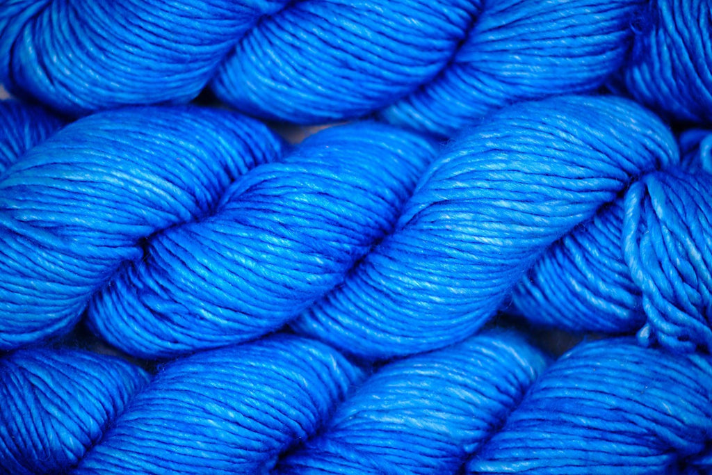 Merino & silk hand-dyed yarn ALBUS AZURE