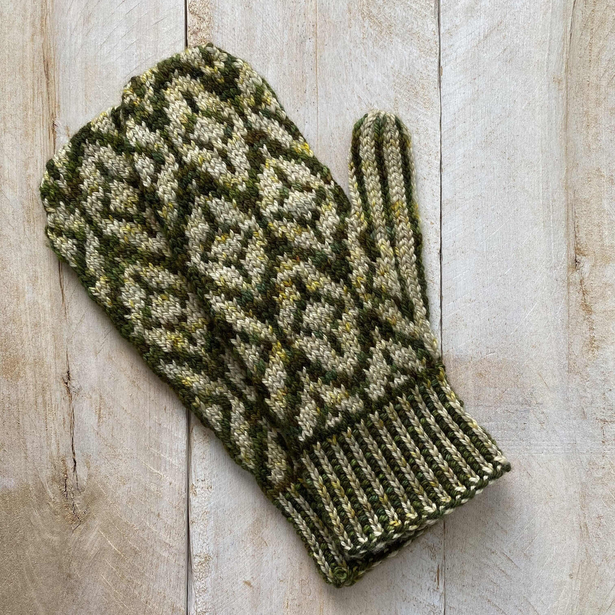 LANCELOT Free Mitten Pattern In Stranded Colorwork