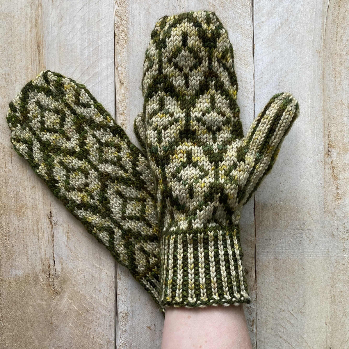 LANCELOT Free Mitten Pattern In Stranded Colorwork