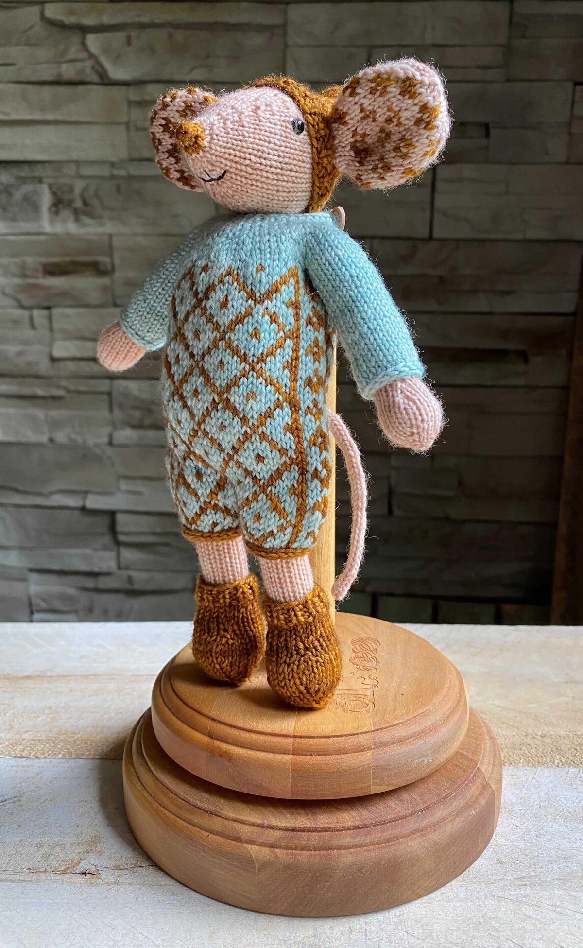 Selbie Mouse Knititng Kit - Les Laines Biscotte Yarns