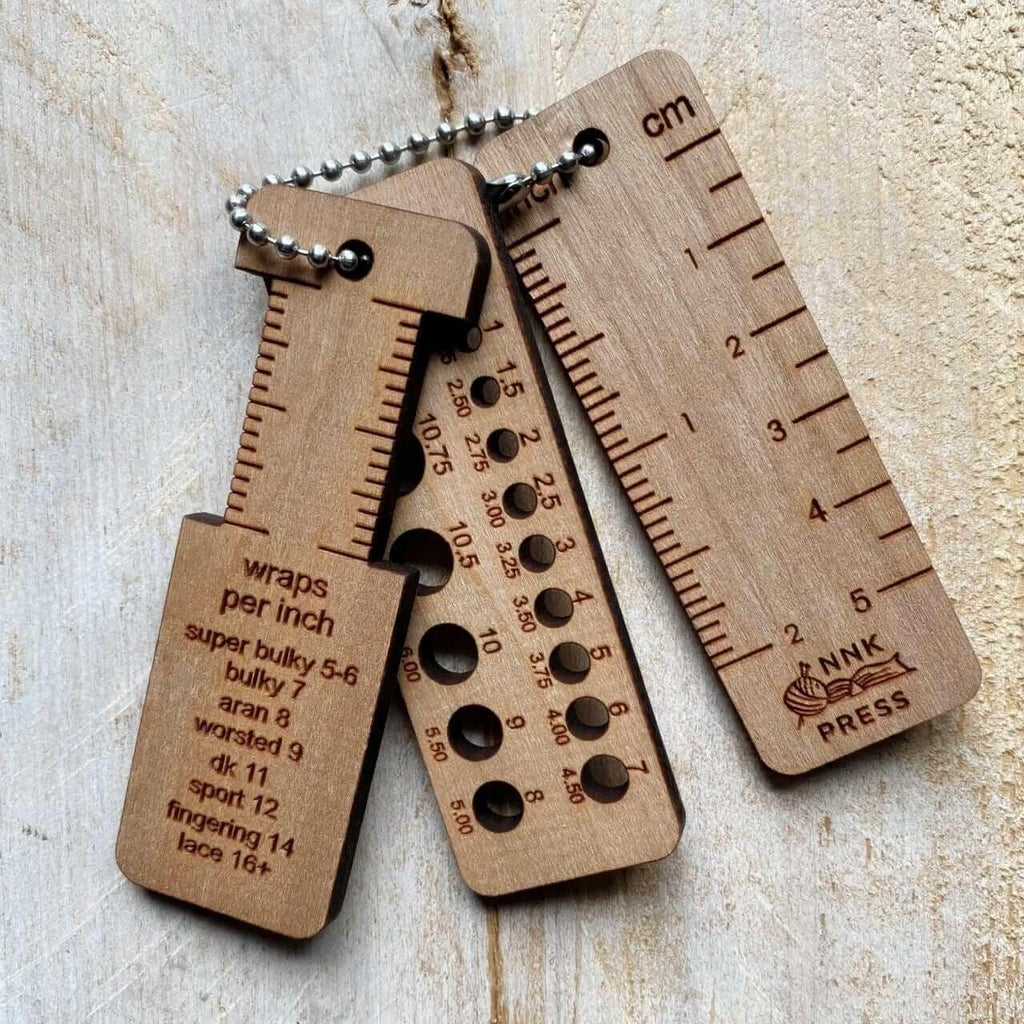 NNK Press Tiny knitters Tools keychain - Les Laines Biscotte Yarns