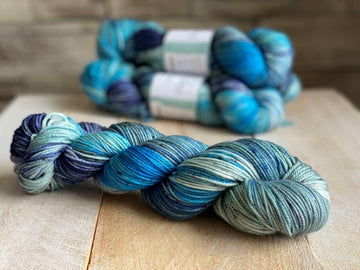 Hand-dyed yarn DK PURE LR NYMPHÉAS DK weight yarn