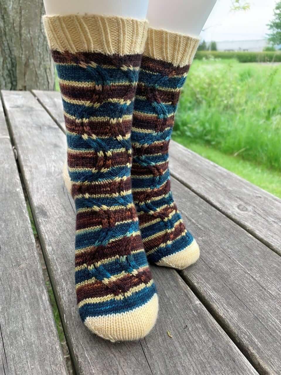 In the Grass Zig-Zag Socks Patron de Bas au Tricot Gratuit