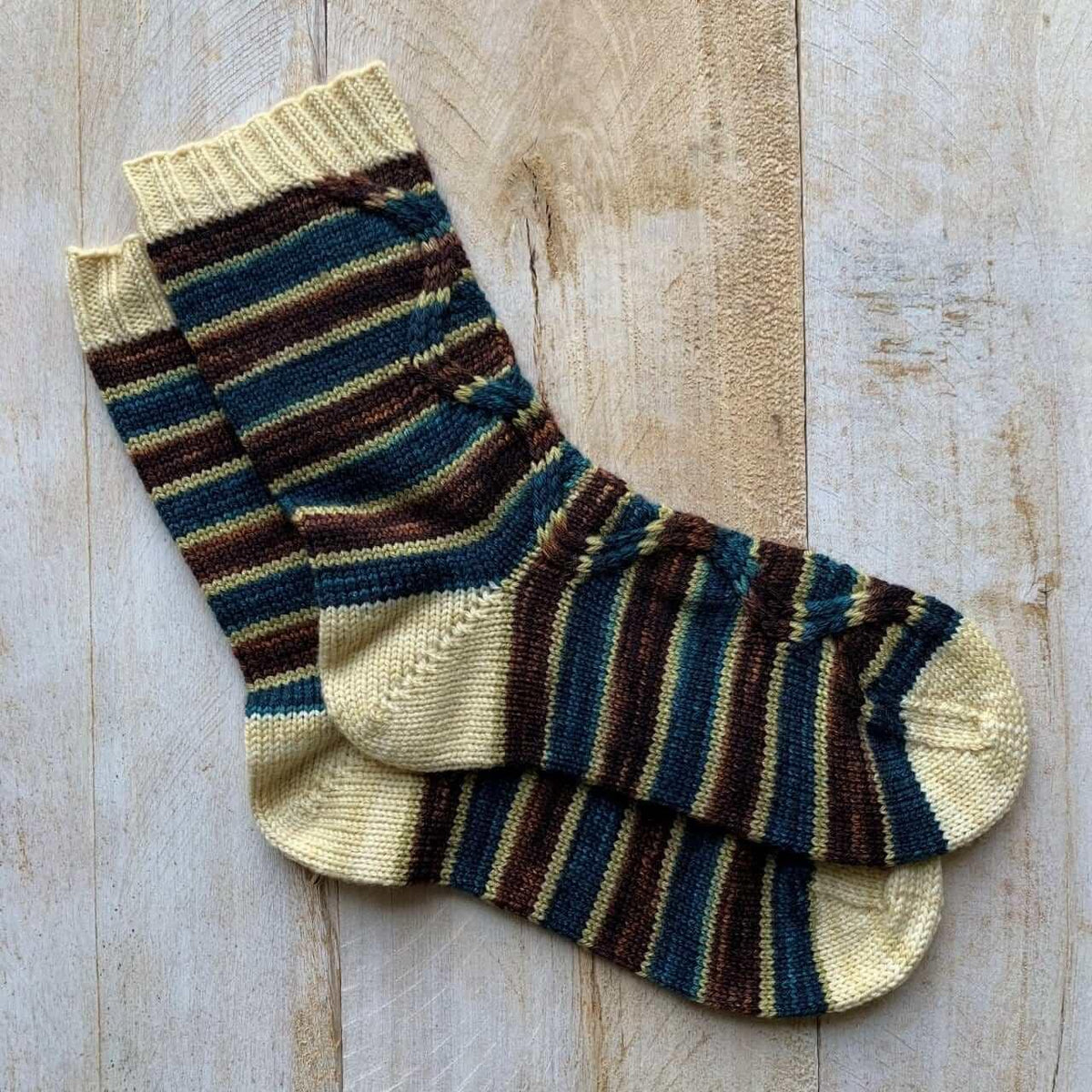 In the Grass Zig-Zag Socks Patron de Bas au Tricot Gratuit