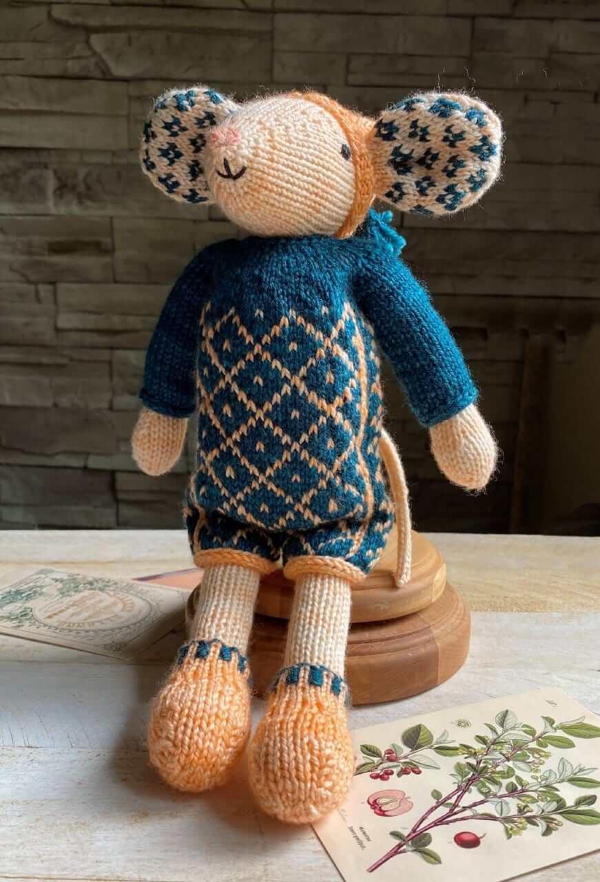 Selbie Mouse Knititng Kit - Les Laines Biscotte Yarns