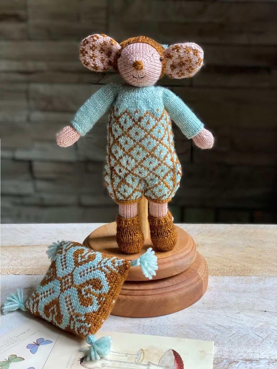 Selbie Mouse Knititng Kit - Les Laines Biscotte Yarns