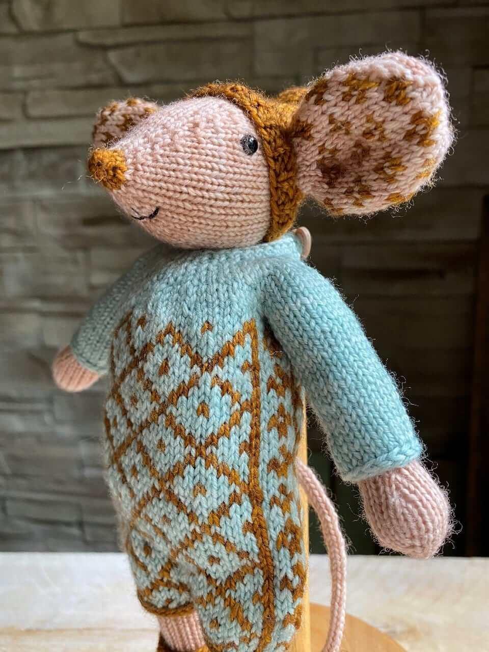 Selbie Mouse Knititng Kit - Les Laines Biscotte Yarns