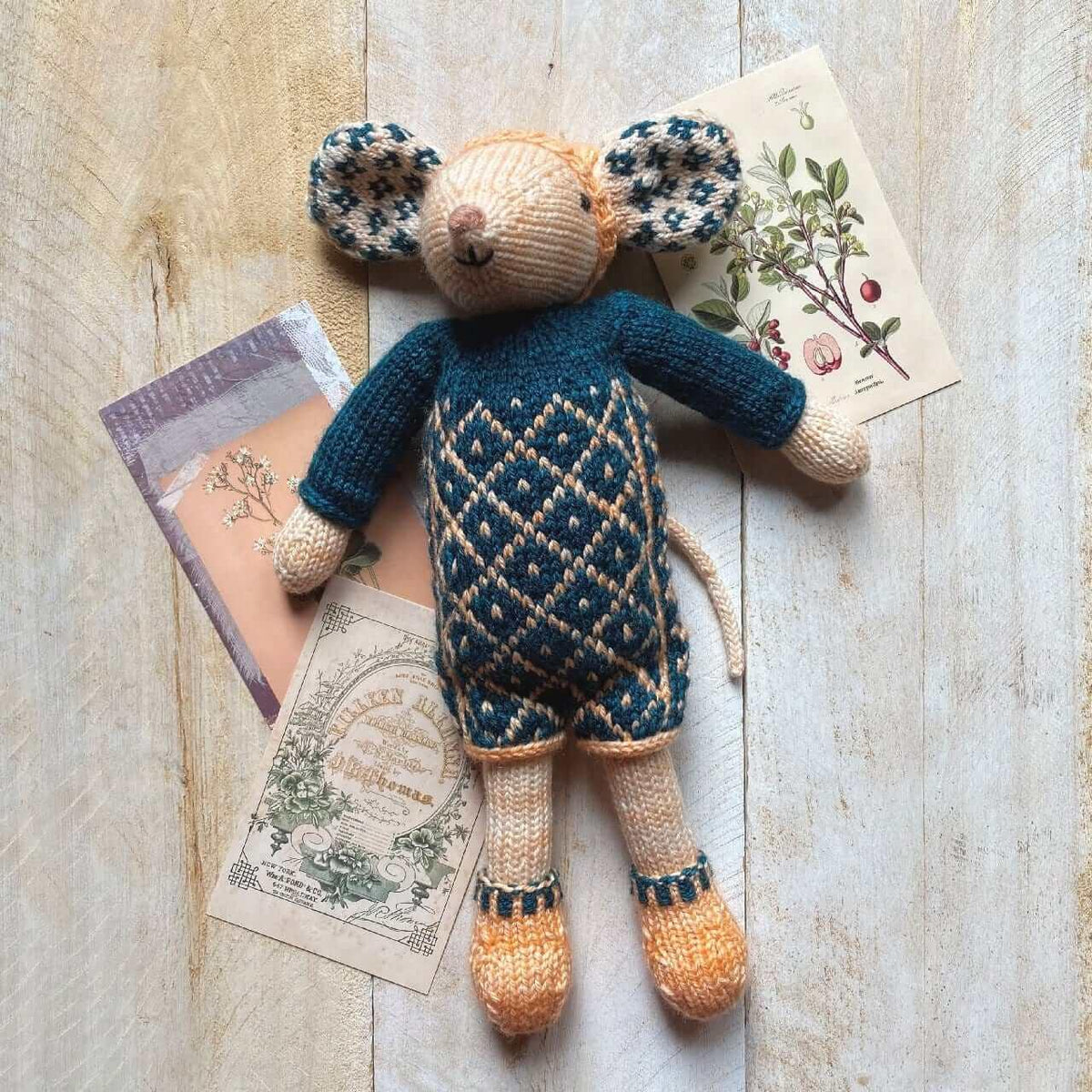 Selbie Mouse Knititng Kit - Les Laines Biscotte Yarns