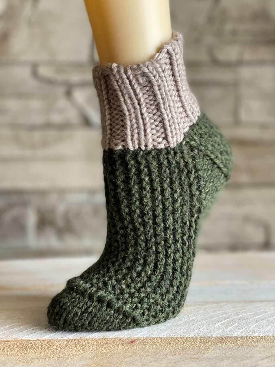 Slippers ELF ON THE SHELF Free knitting pattern