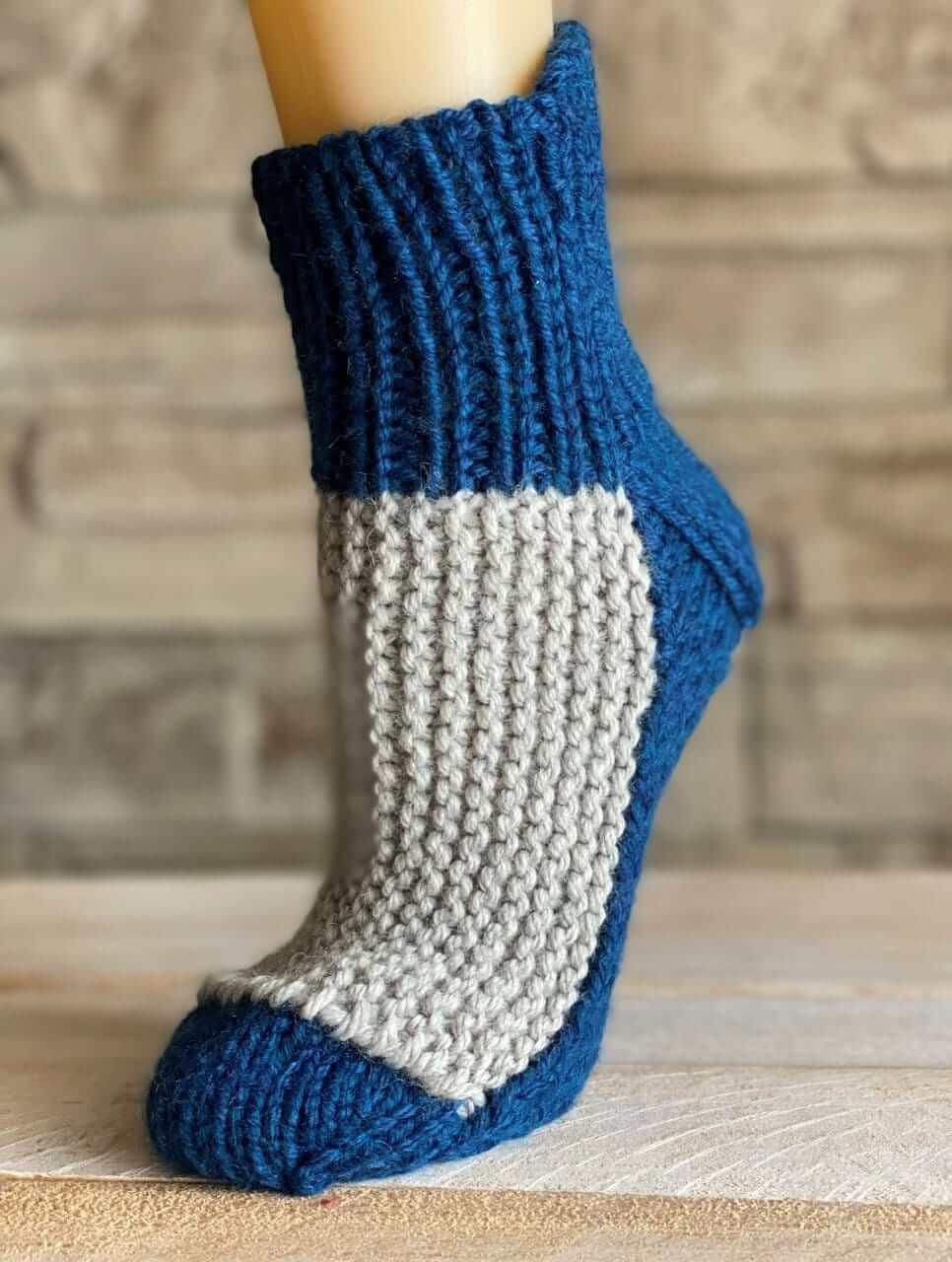 Slippers ELF ON THE SHELF Free knitting pattern