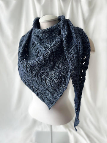 shawl knitting pattern : Thistle Bud